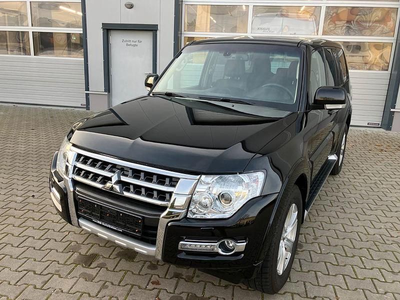 Schwarz Gebraucht 2015 Mitsubishi Pajero Diamant Edition SUV | 22.950 € (Etwas zu teuer) - Bild 1/4