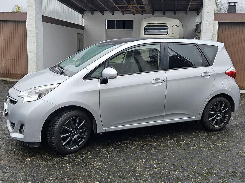 Silber Gebraucht 2013 Toyota Verso-S Van / Kleinbus | 8.900 € (Fairer Preis) - Bild 1/4