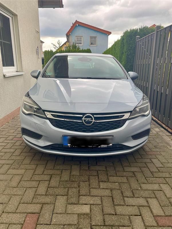 Grau Gebraucht 2015 Opel Astra Limousine | 8.900 € (Fairer Preis) - Bild 1/4