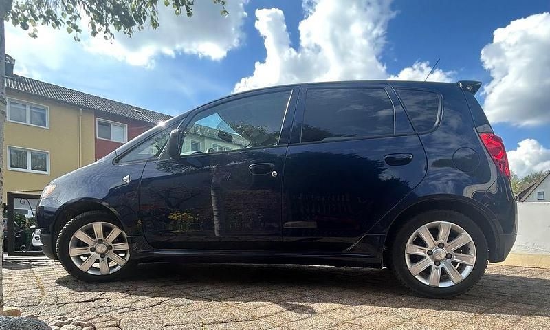 Gebraucht Mitsubishi Colt Motion 95 PS (69 kW) 2011 Blau Kleinwagen