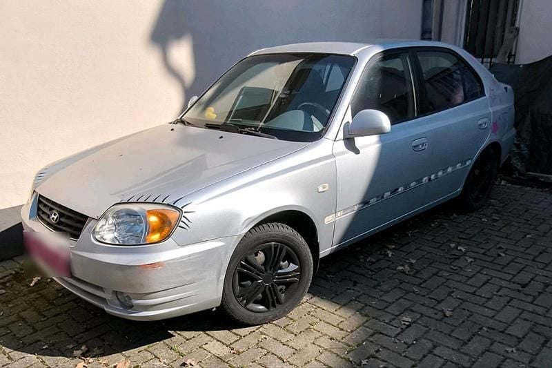 Gebraucht Hyundai Accent 84 PS (61 kW) 2003 Silber Limousine
