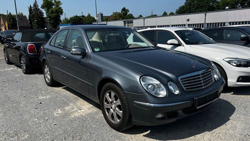 Grau Gebraucht 2004 Mercedes E240 Elegance Limousine | 4.000 € (Superpreis) - Bild 1/4