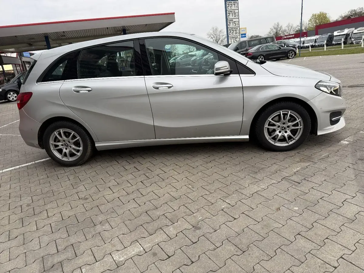 Gebraucht Mercedes B200 Business 136 PS (100 kW) 2018 Silber Kleinwagen