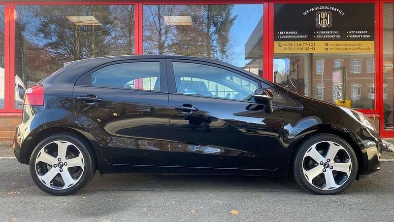 Schwarz Gebraucht 2015 Kia Rio Platinum Edition Limousine | 8.450 € (Fairer Preis) - Bild 1/4