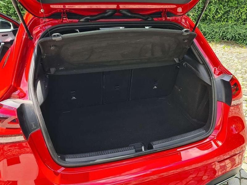 Gebraucht Mercedes A200 AMG line 163 PS (119 kW) 2018 Rot Limousine