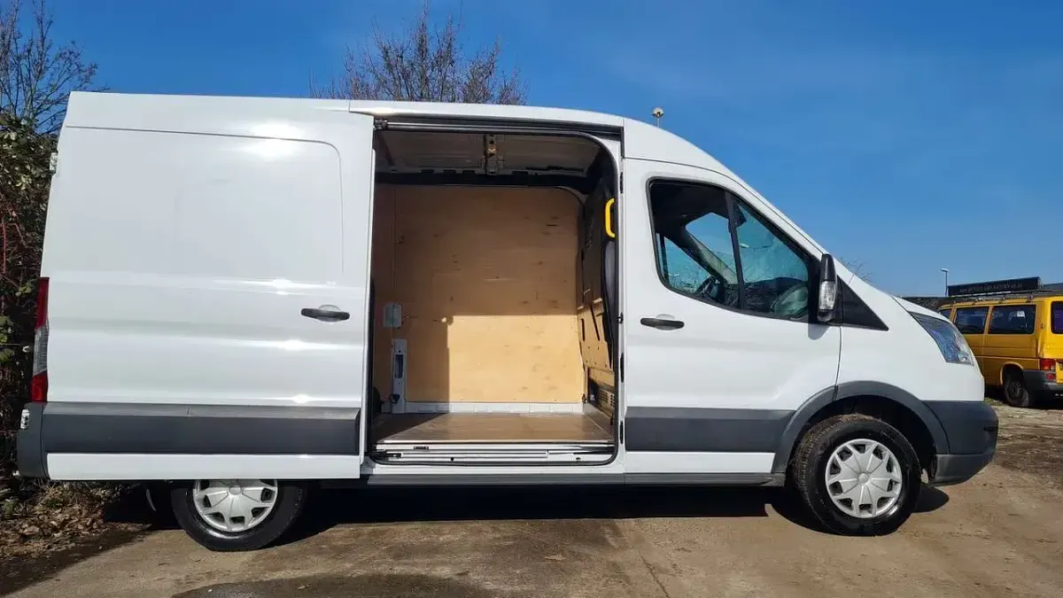 Second-hand Ford Transit 131 CP (96 kW) 2018 Alb Monovolum