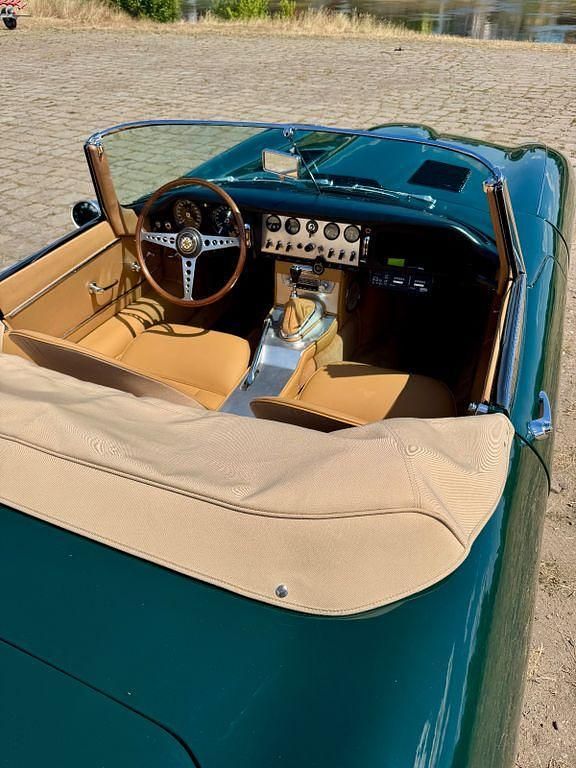 Begagnad Jaguar E-Type 360 HK (264 kW) 1962 Grön Cab