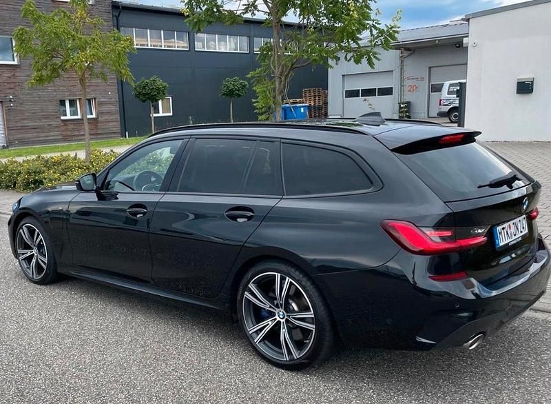 Schwarz Gebraucht 2020 BMW 330e M Sport Kombi | 29.000 € (Fairer Preis) - Bild 1/4