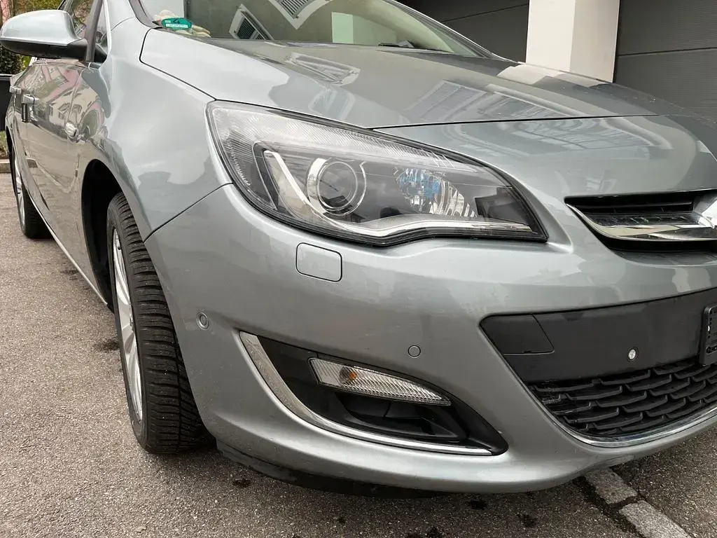 Gebraucht Opel Astra Innovation 140 PS (102 kW) 2013 Silber Limousine