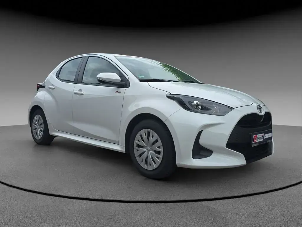 Gebraucht Toyota Yaris Basis 72 PS (52 kW) 2022 Weiss Kleinwagen