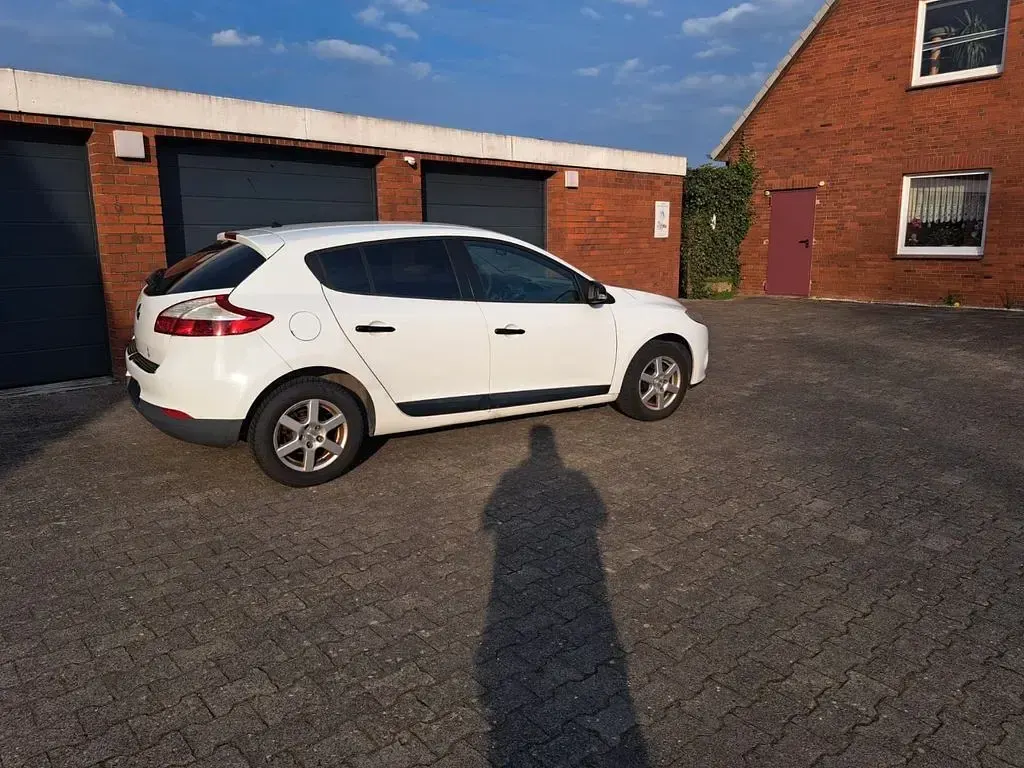 Gebraucht Renault Mégane Dynamique 101 PS (74 kW) 2011 Weiß Limousine
