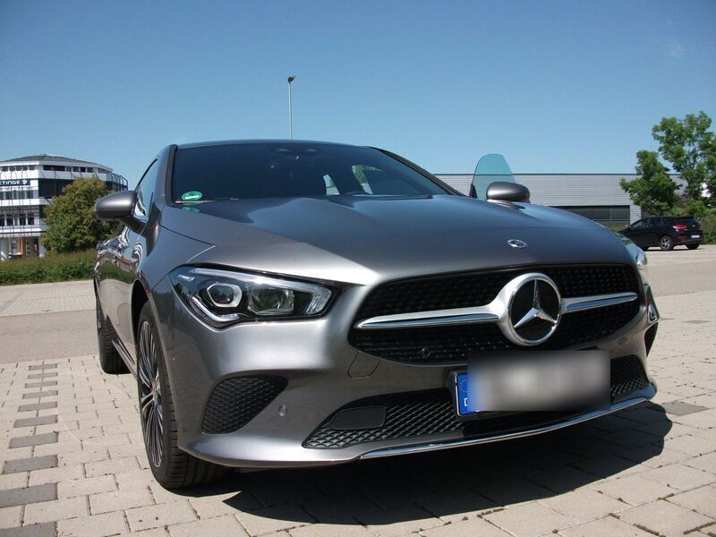 Grau Gebraucht 2023 Mercedes CLA250 Shooting Brake Kombi | 43.500 € (Teuer) - Bild 1/4