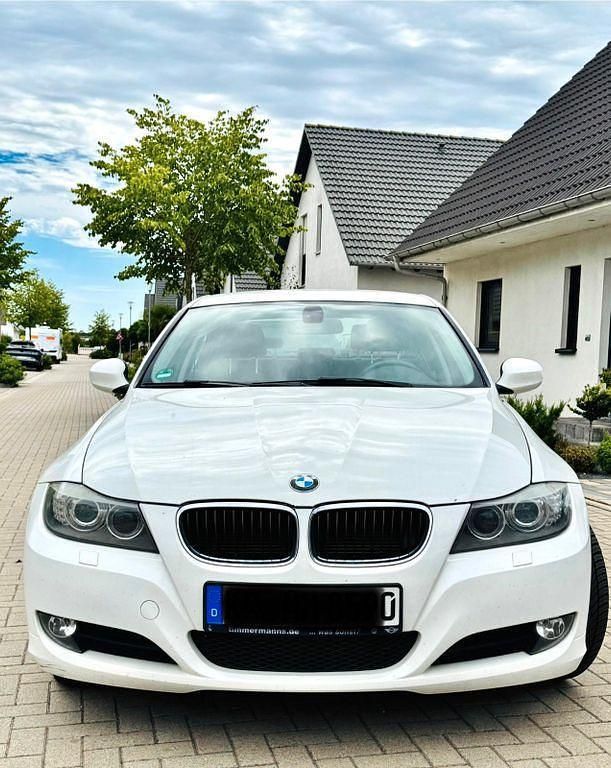 Weiß Gebraucht 2011 BMW 316 Limousine | 3.600 € (Superpreis) - Bild 1/4