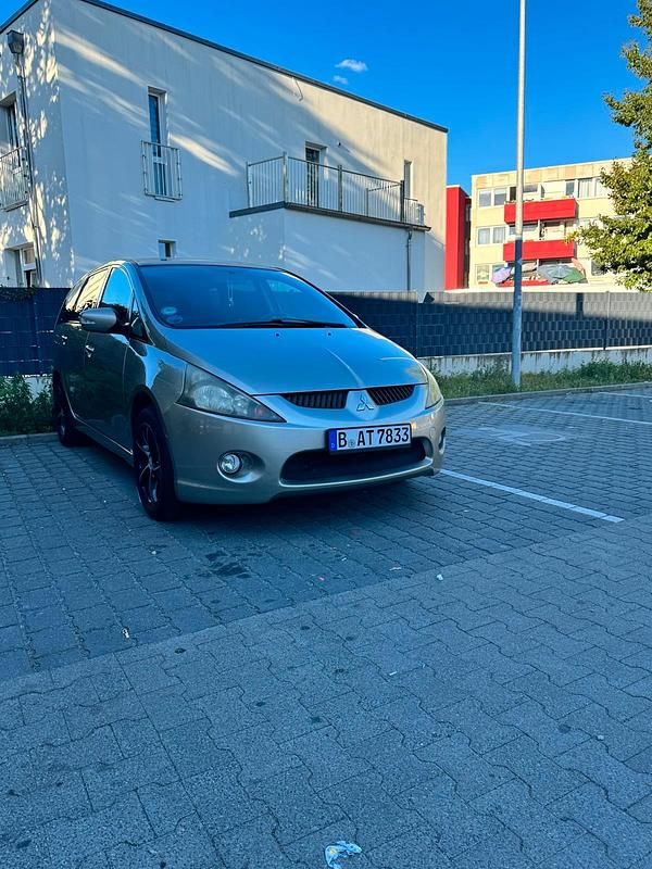 Grau Gebraucht 2006 Mitsubishi Grandis Van / Kleinbus | 4.200 € (Fairer Preis) - Bild 1/4