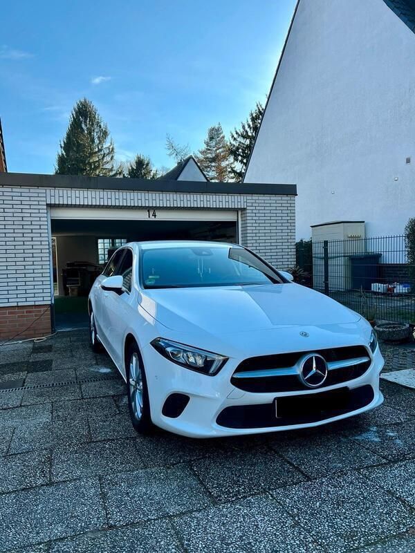 Weiß Gebraucht 2019 Mercedes A180 Limousine | 22.900 € - Bild 1/4
