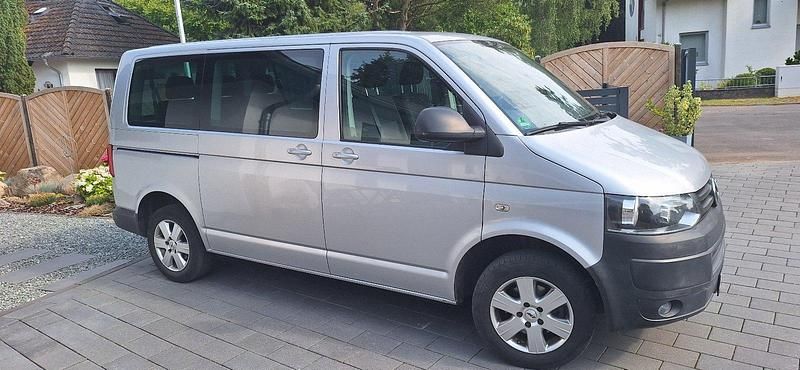 Silber Gebraucht 2015 VW Caravelle Van / Kleinbus | 15.990 € (Guter Preis) - Bild 1/4