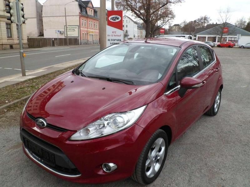 Gebraucht Ford Fiesta Titanium 97 PS (71 kW) 2011 Hot magenta Kleinwagen