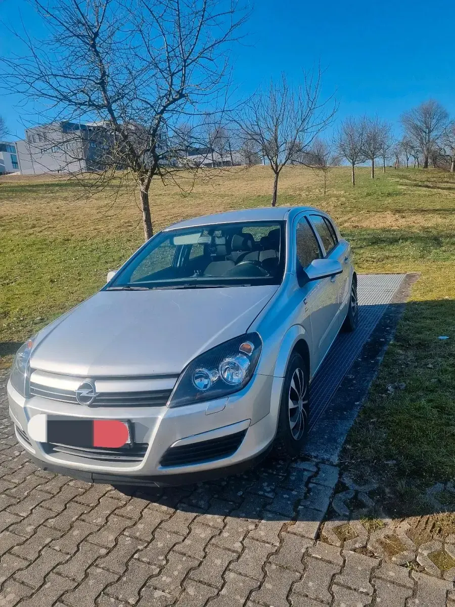 Second-hand Opel Astra 105 CP (77 kW) 2005 Argintiu Hatchback
