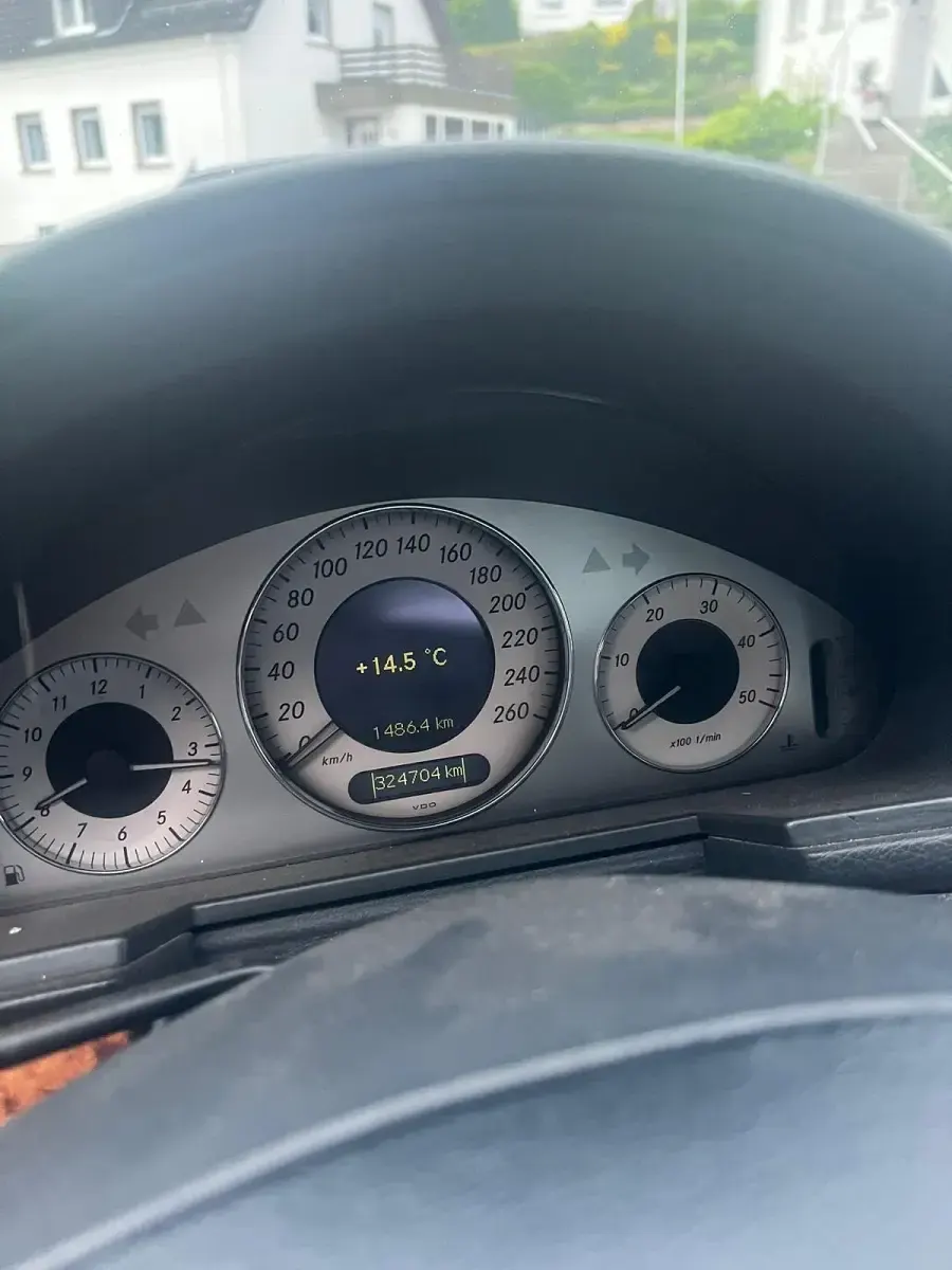 Usado Mercedes E220 150 CV (110 kW) 2004 Plateado Familiar