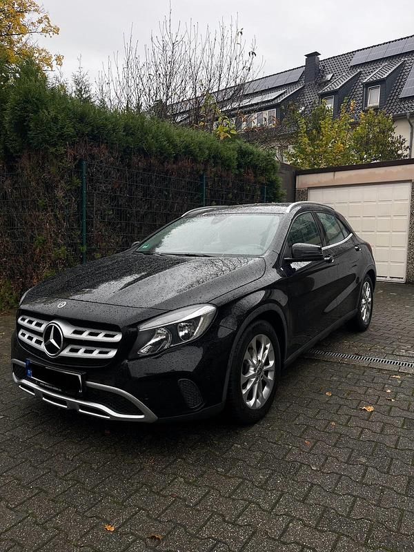Gebraucht Mercedes GLA200 136 PS (100 kW) 2018 Schwarz SUV