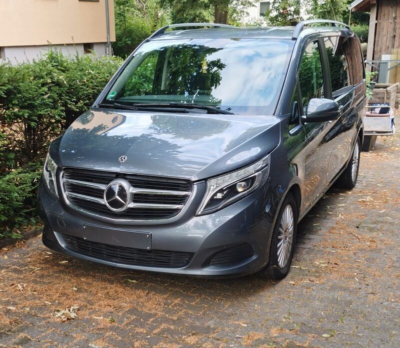 Grau Gebraucht 2017 Mercedes V220 Edition Van / Kleinbus | 37.300 € (Superpreis) - Bild 1/4