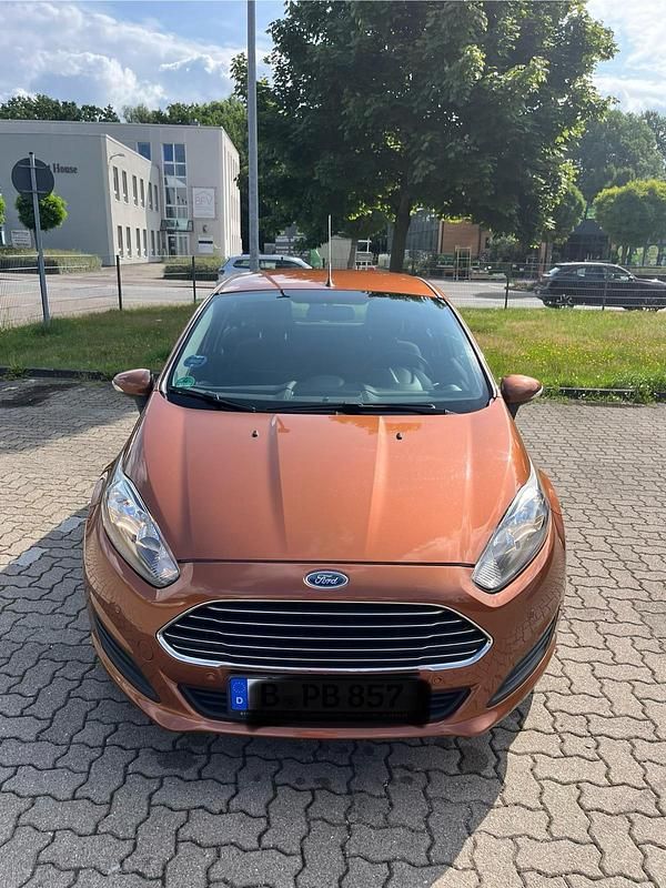 Braun Gebraucht 2013 Ford Fiesta Titanium Kleinwagen | 8.400 € - Bild 1/4