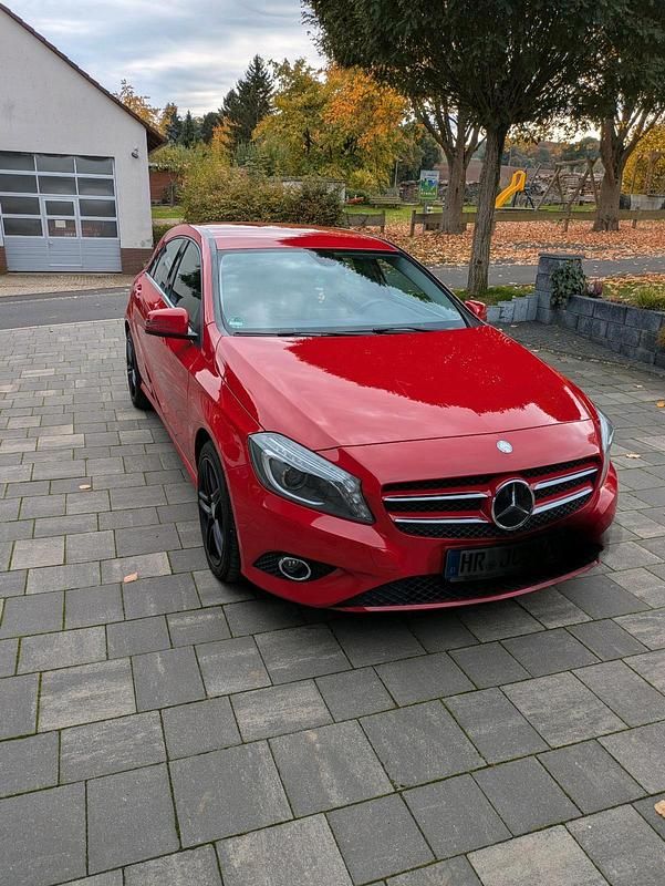 Rot Gebraucht 2013 Mercedes A180 Kleinwagen | 9.000 € (Guter Preis) - Bild 1/4