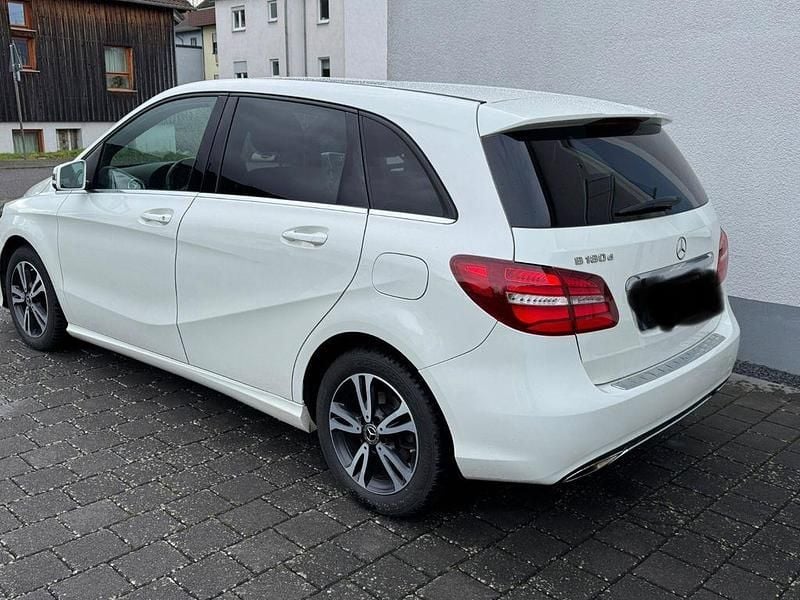 Gebraucht Mercedes B180 109 PS (80 kW) 2018 Weiß Van / Kleinbus