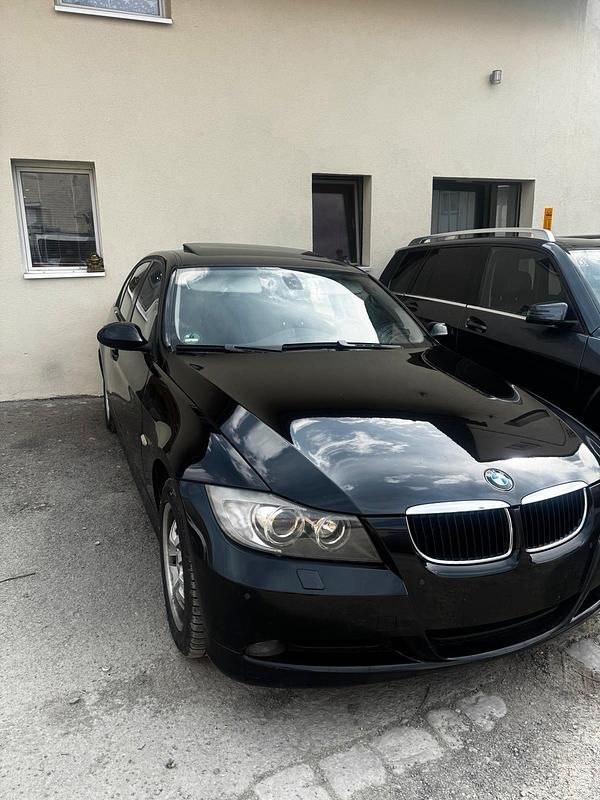 Gebraucht BMW 320 163 PS (119 kW) 2008 Schwarz Limousine