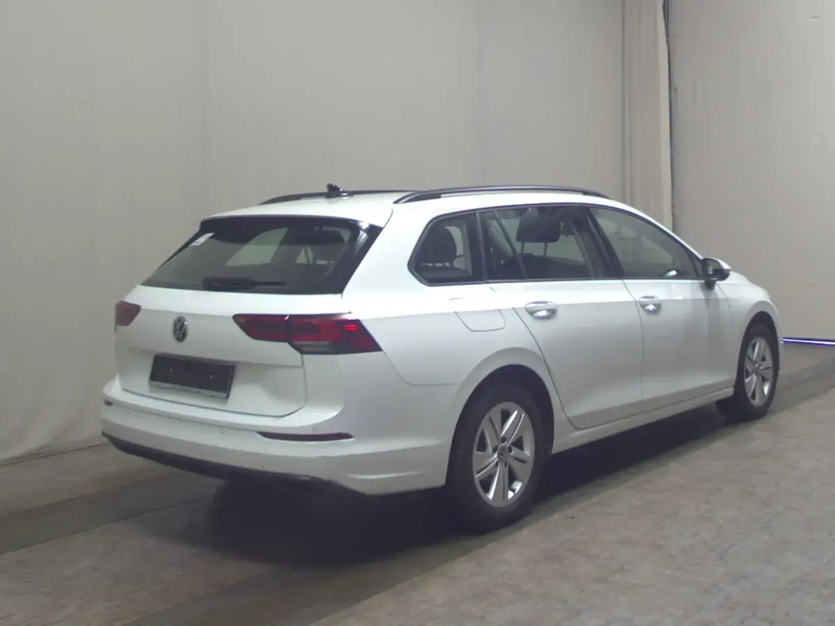 Second-hand VW Golf VIII Life 150 CP (110 kW) 2022 Alb Berlinǎ