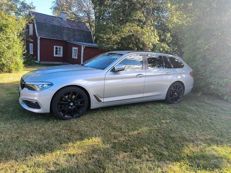 Grau Gebraucht 2019 BMW 520 Kombi | 21.700 € (Guter Preis) - Bild 1/4