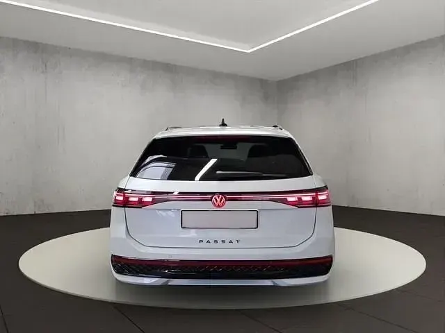 Gebraucht VW Passat R-line 150 PS (110 kW) 2026 Weiß metallic Kombi