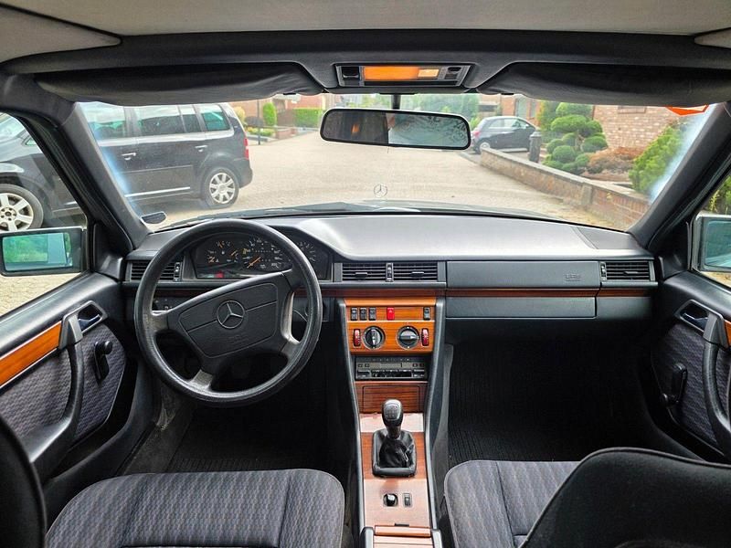 Gebraucht Mercedes 250 90 PS (66 kW) 1993 Grau Kombi