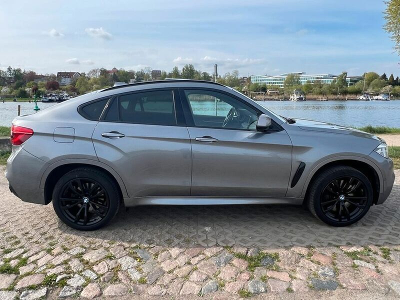 Grau Gebraucht 2018 BMW X6 M50 Comfort Edition SUV | 47.990 € (Teuer) - Bild 1/4