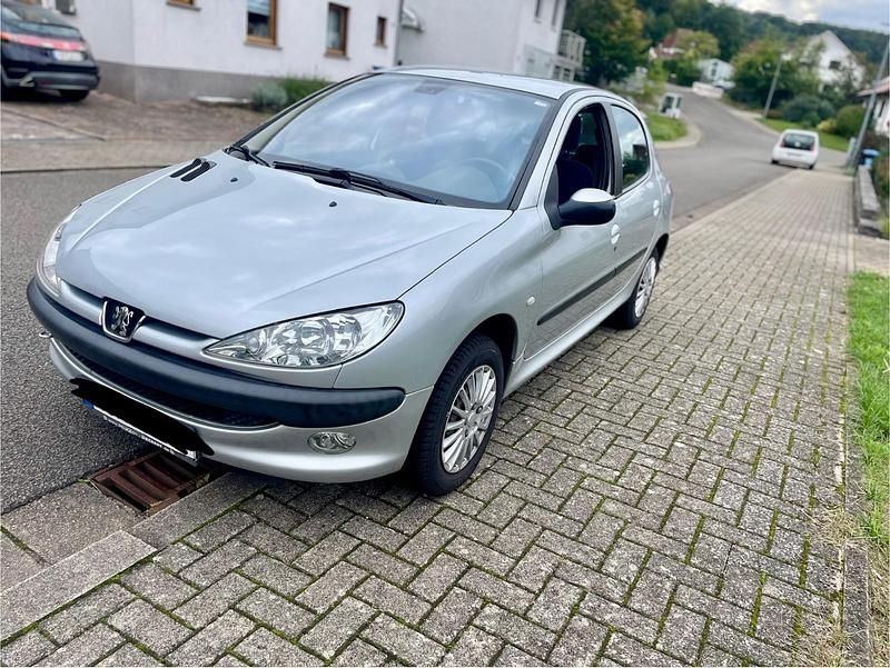 Silber Gebraucht 2003 Peugeot 206 Kleinwagen | 3.799 € (Teuer) - Bild 1/4