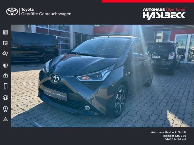 Marlingrau metallic Gebraucht 2021 Toyota Aygo X-play Kleinwagen | 12.380 € (Fairer Preis) - Bild 1/4