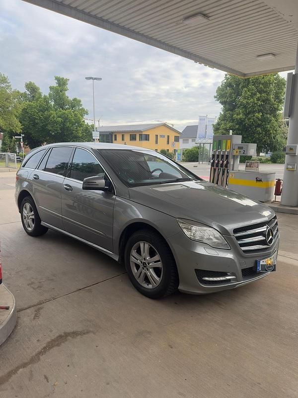 Grau Gebraucht 2010 Mercedes R350 Van / Kleinbus | 12.500 € (Fairer Preis) - Bild 1/4
