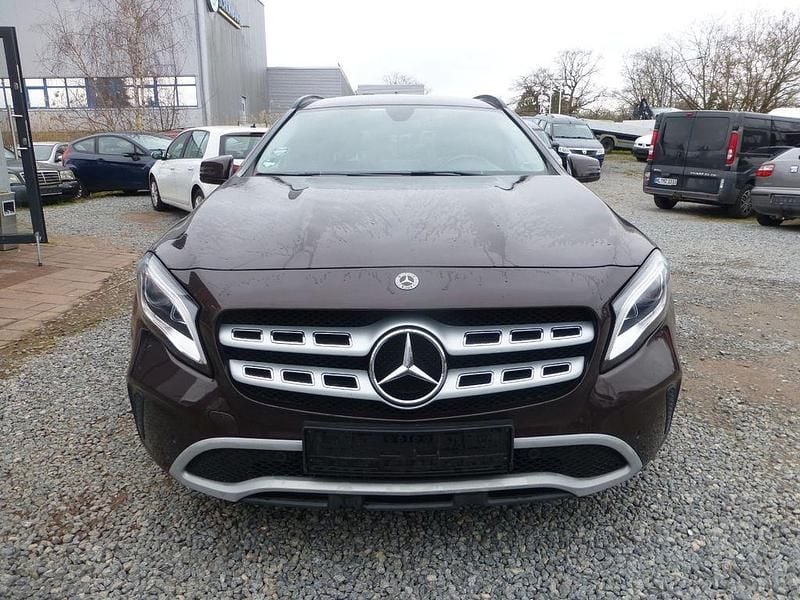 Gebraucht Mercedes GLA200 136 PS (100 kW) 2017 Braun SUV