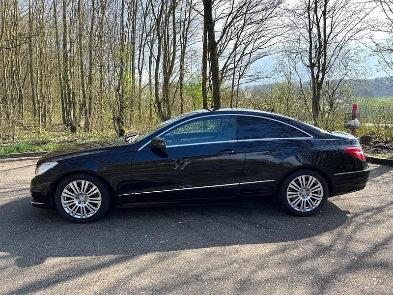 Gebraucht Mercedes E220 170 PS (125 kW) 2013 Schwarz Coupé