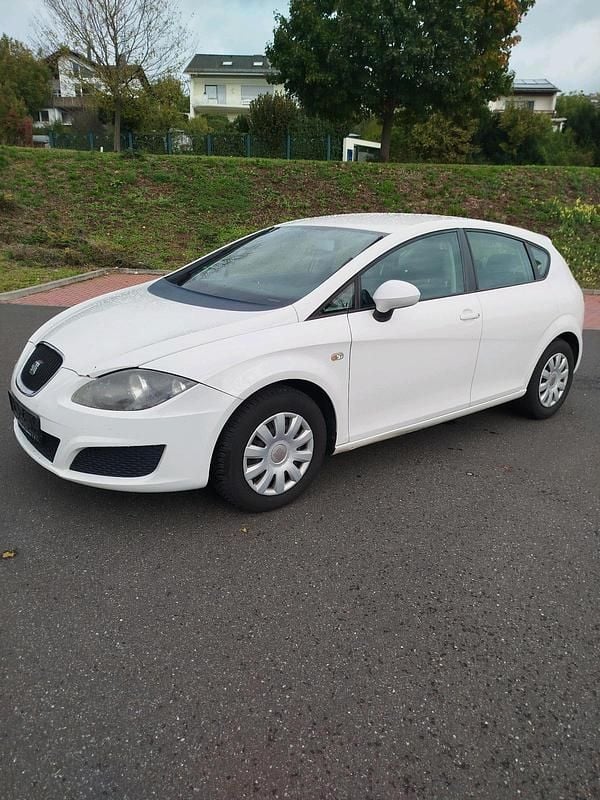 Weiß Gebraucht 2009 Seat Leon Limousine | 2.900 € (Guter Preis) - Bild 1/4