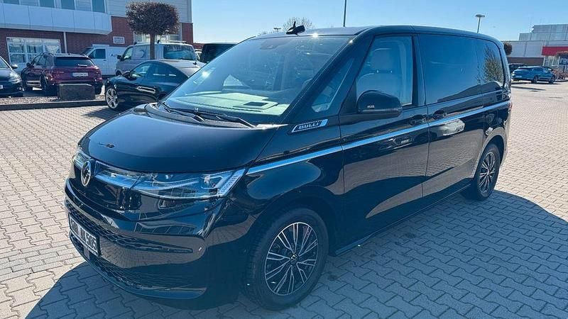 Second-hand VW Multivan Style 150 CP (110 kW) 2023 Negru Monovolum