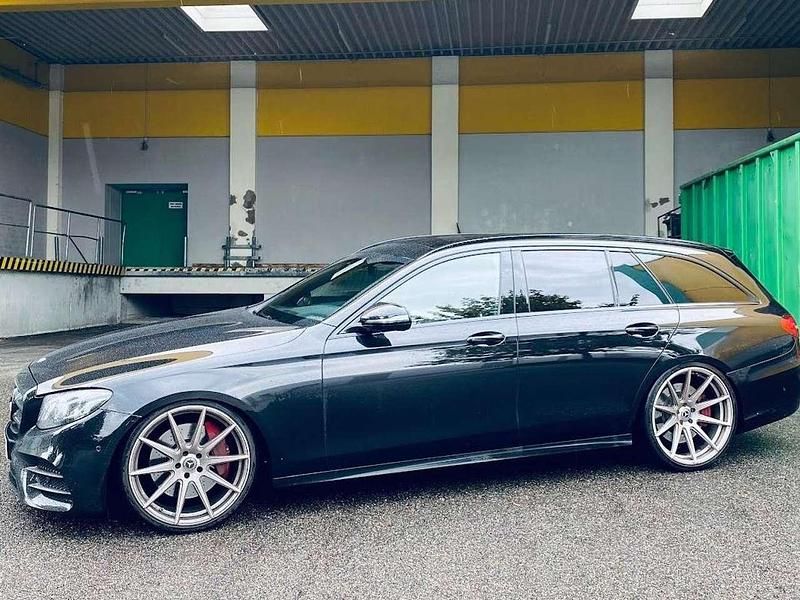 Schwarz Gebraucht 2017 Mercedes E220 AMG line Kombi | 34.999 € (Teuer) - Bild 1/4