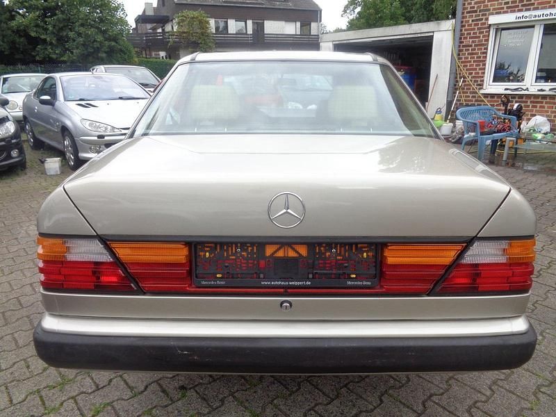 Gebraucht Mercedes E230 131 PS (96 kW) 1988 Gold Limousine