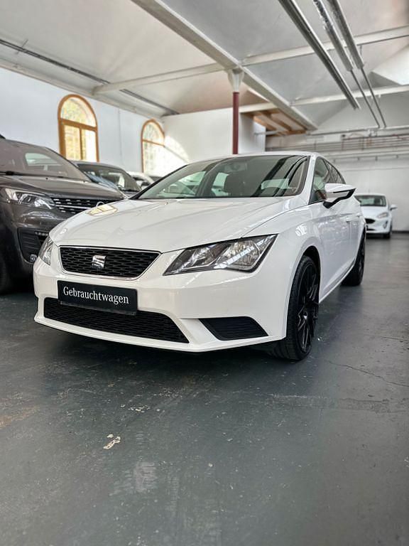 Weiß Gebraucht 2016 Seat Leon Reference Limousine | 9.900 € (Fairer Preis) - Bild 1/4