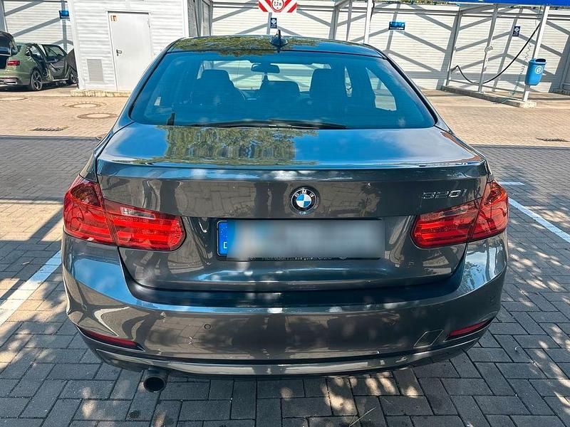 Gebraucht BMW 320 184 PS (135 kW) 2013 Grau Limousine