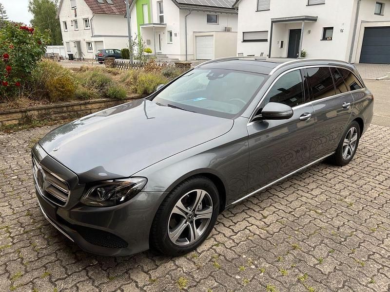 Grau Gebraucht 2017 Mercedes E220 Avantgarde Kombi | 26.500 € (Etwas zu teuer) - Bild 1/4