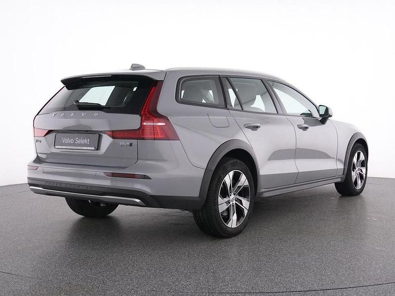 Gebraucht Volvo V60 CC Plus 196 PS (144 kW) 2024 Vapour grey / metallic Kombi