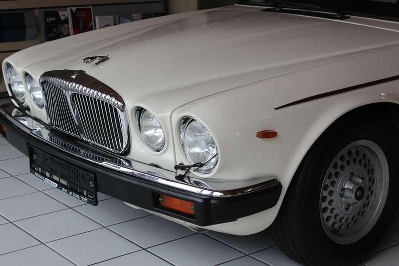 Beige Gebraucht 1987 Jaguar XJ12 Limousine | 23.500 € - Bild 1/4
