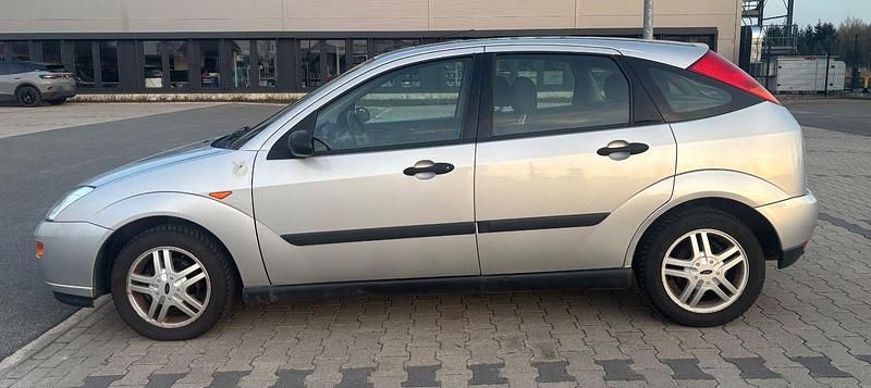 Używany Ford Focus Ambiente 75 KM (55 kW) 2001 Srebrny Sedan/Limuzyna