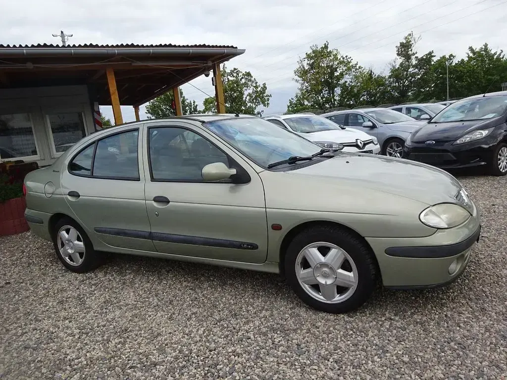 Gebraucht Renault Mégane 107 PS (78 kW) 2001 Grün Limousine